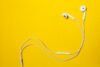Fone de ouvido em fundo amarelo.