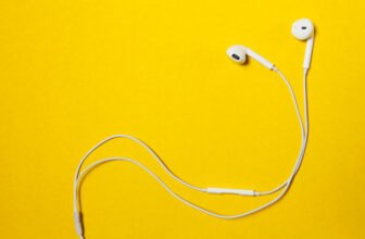 Fone de ouvido em fundo amarelo.