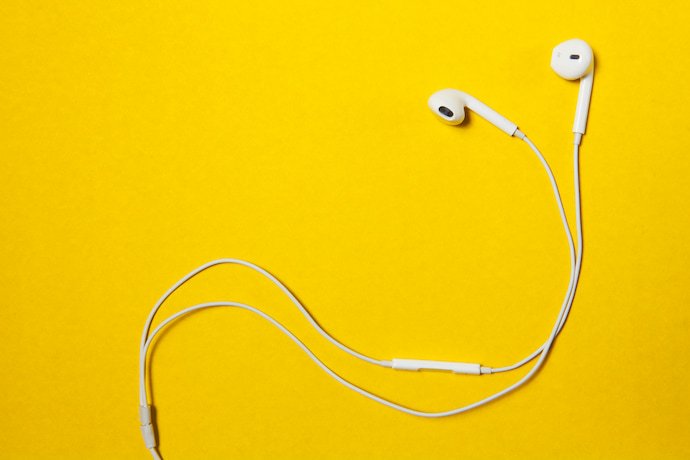 Fone de ouvido em fundo amarelo.