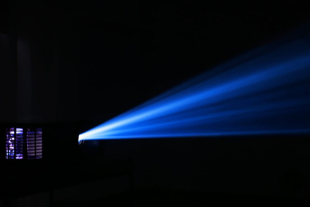 Feixe de luz de um projetor.