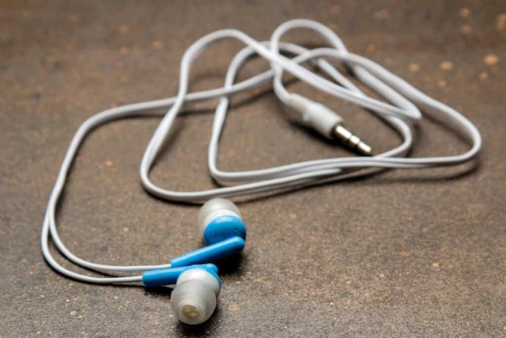 Fone de ouvido branco e azul.