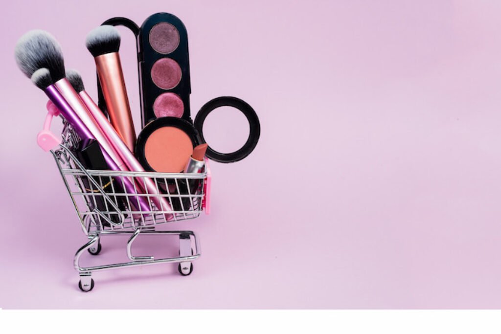 Ilustração de maquiagens dentro de um carrinho de supermercado. 