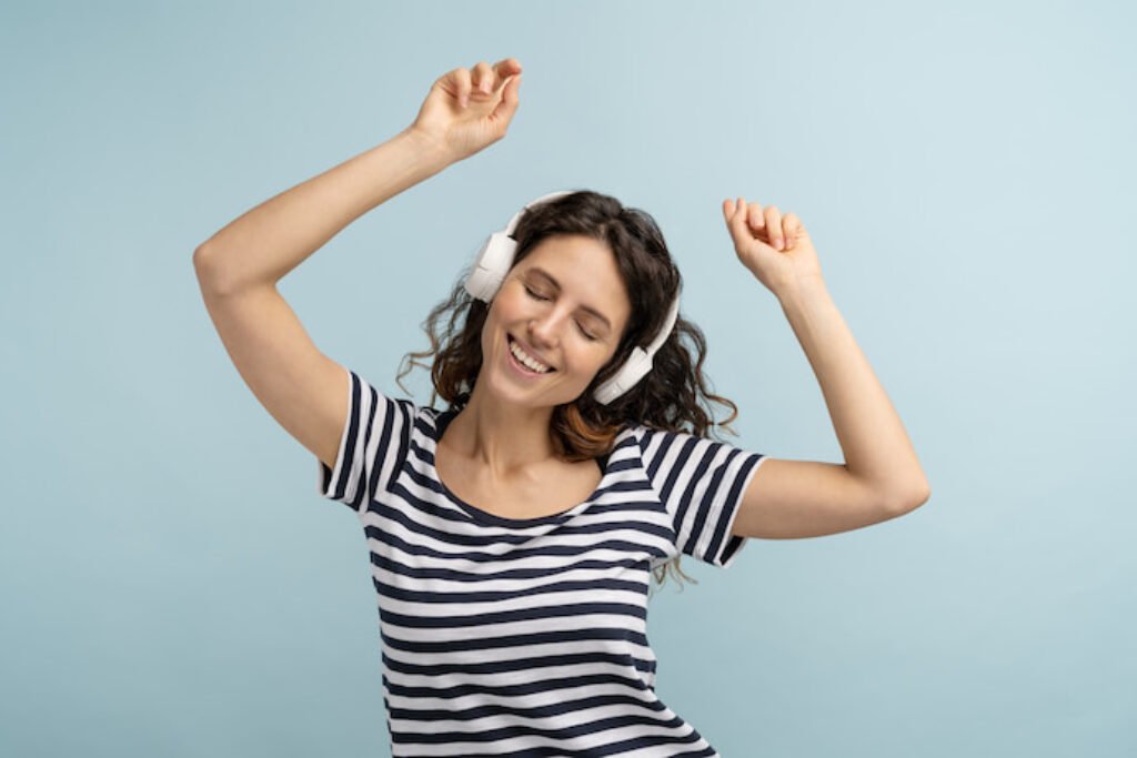 Mulher feliz ouvindo música no fone.
