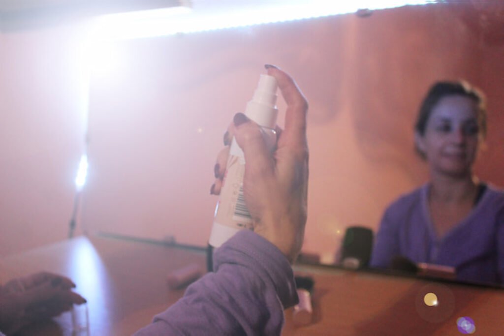 Spray fixador de maquiagem.