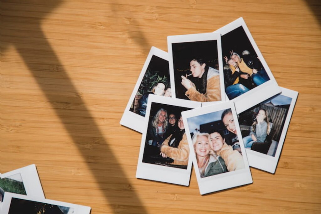 Fotos de polaroid espalhadas em uma mesa.