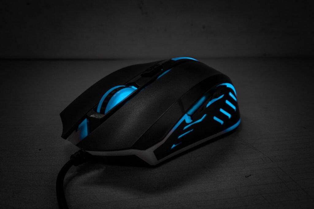 Mouse gamer preto e azul em um fundo preto.