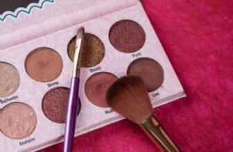 Pincéis e sombras de sobrancelha.