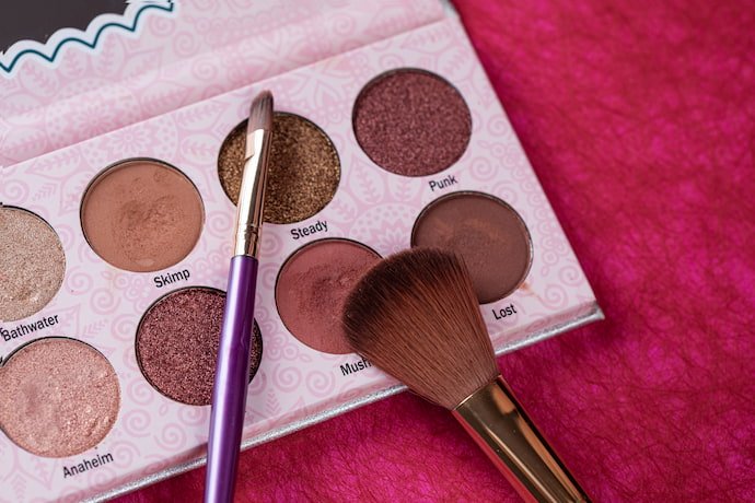 Pincéis e sombras de sobrancelha.