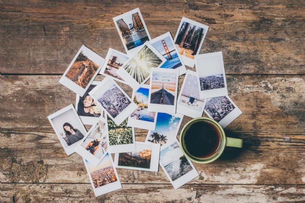 Fotos de polaroid e uma xícara de café.