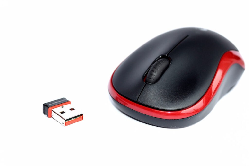 Mouse sem fio ao lado de um usb wireless.