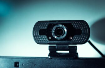 Webcam em destaque em um fundo azulado.