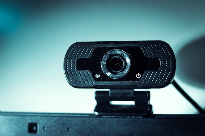 Webcam em destaque em um fundo azulado.