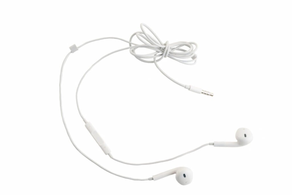 Fone de ouvido enrolado em um fundo branco.