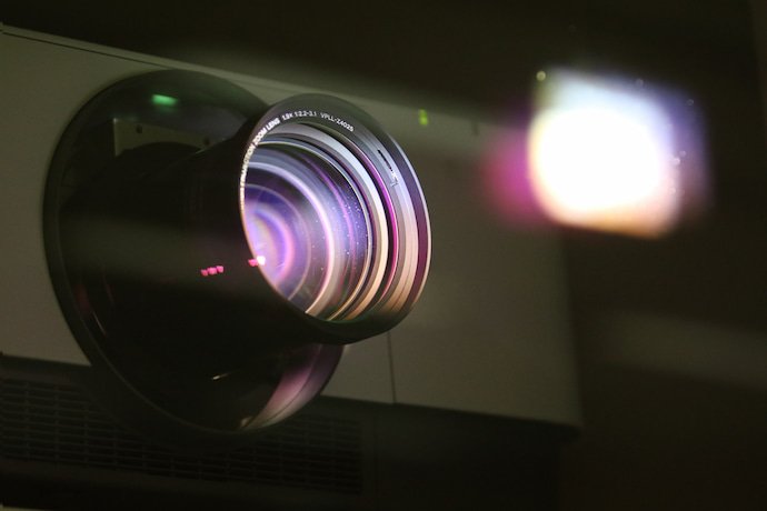 Close na lente de um projetor.