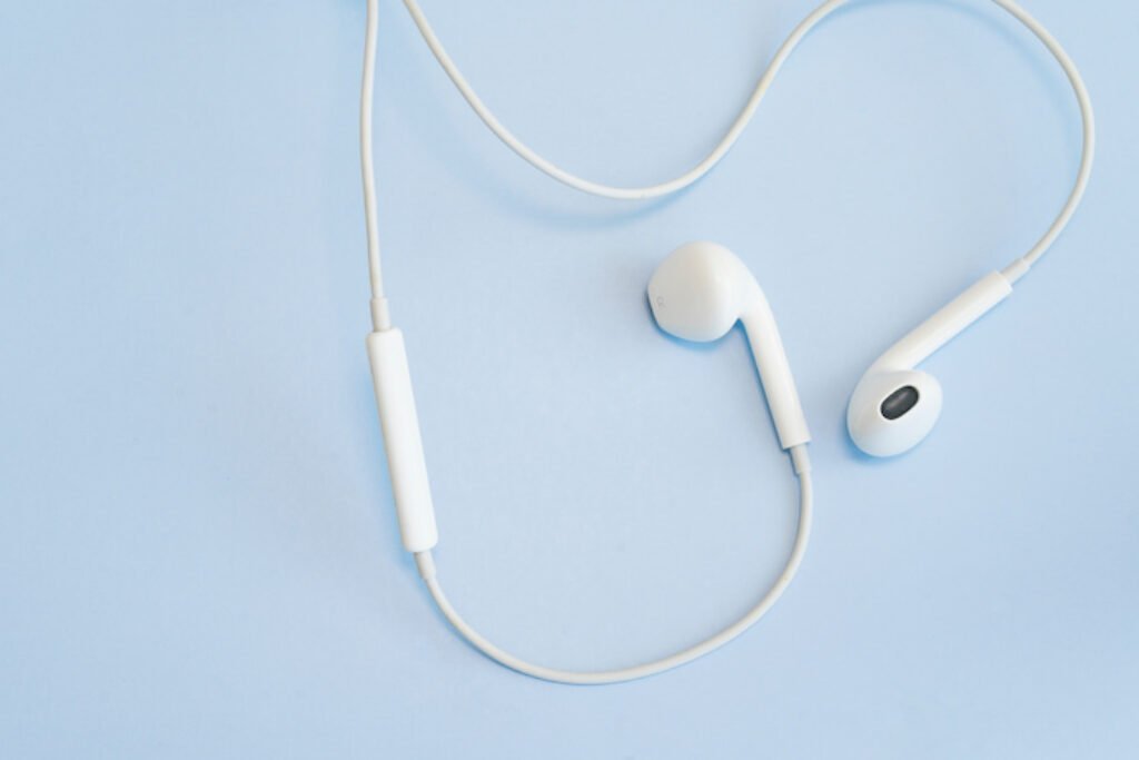 Fone de ouvido com fio em um fundo azul.