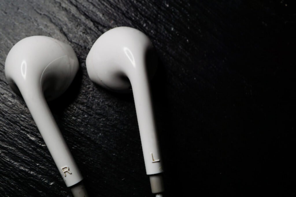 Fone de ouvido da Apple em um fundo preto.