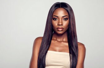 Mulher de cabelo liso em um fundo cinza.