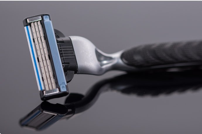 Gilete em uma superfície cinza.