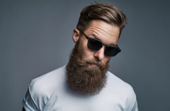 Homem barbudo de óculos olhando para a foto.