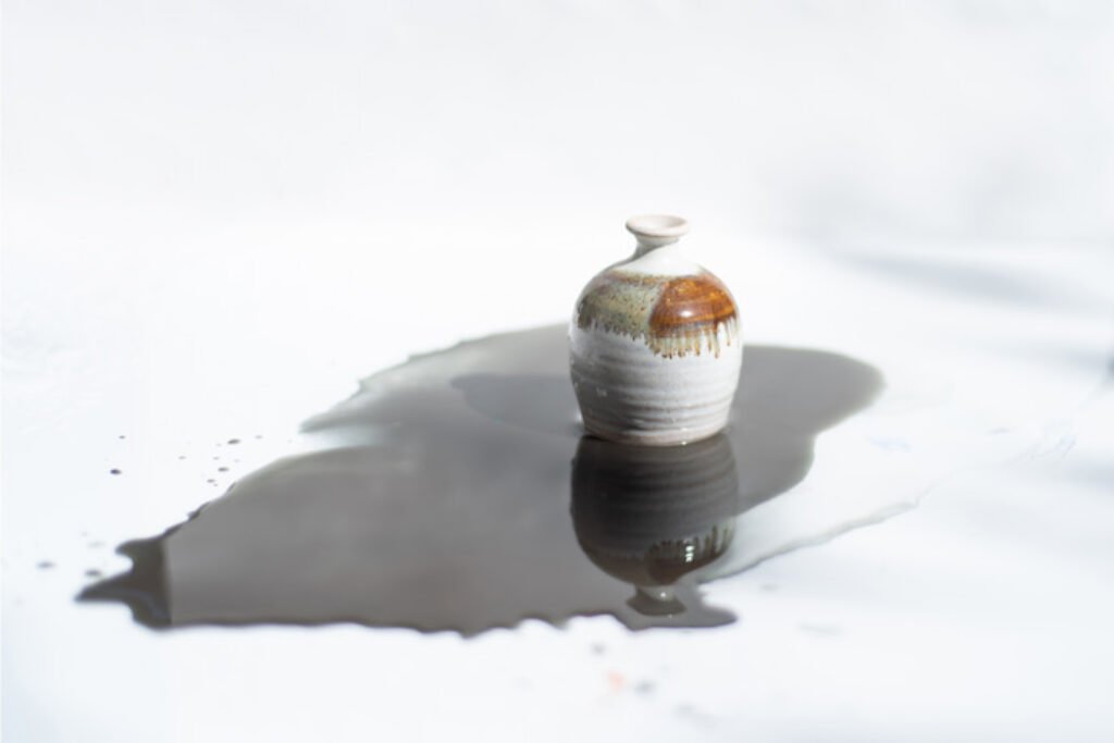 Creme de depilação preto esparramado no chão.