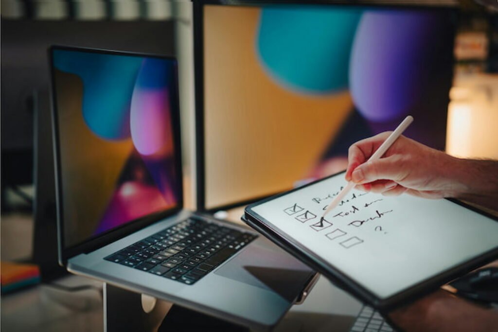 Pessoa escrevendo um checklist em um tablet.