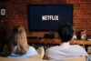 Casal assistindo netflix.