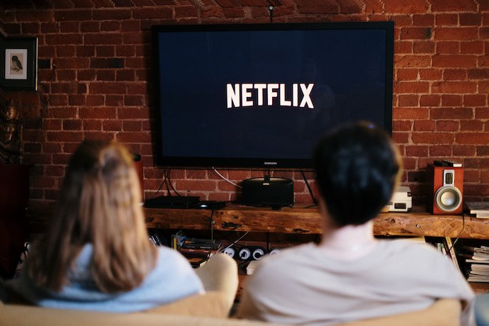 Casal assistindo netflix.