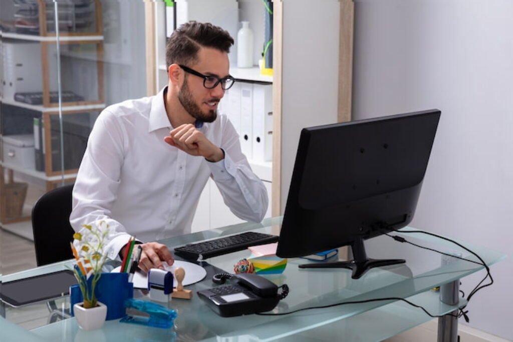 Homem trabalhando com o monitor.