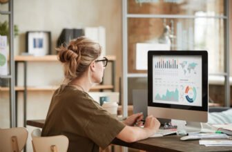 Mulher trabalhando no monitor.