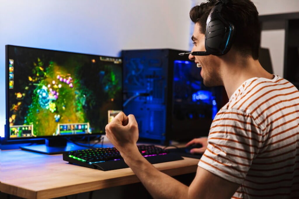 Homem comemorando partida online.