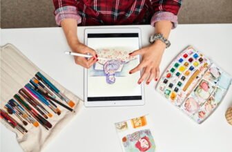 Pessoa desenhando no tablet.