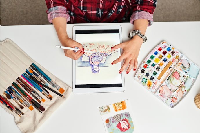 Pessoa desenhando no tablet.