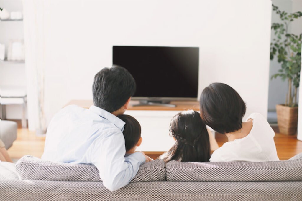 Família assistindo TV.