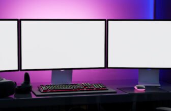 Três monitores gamers.