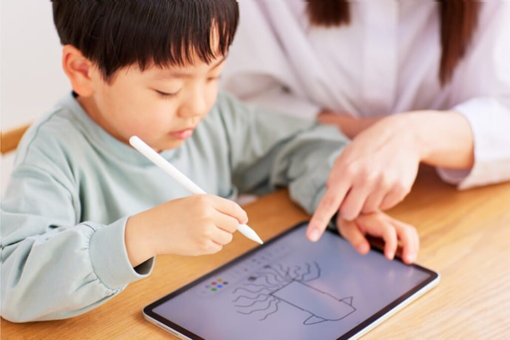 Criança desenhando no tablet.
