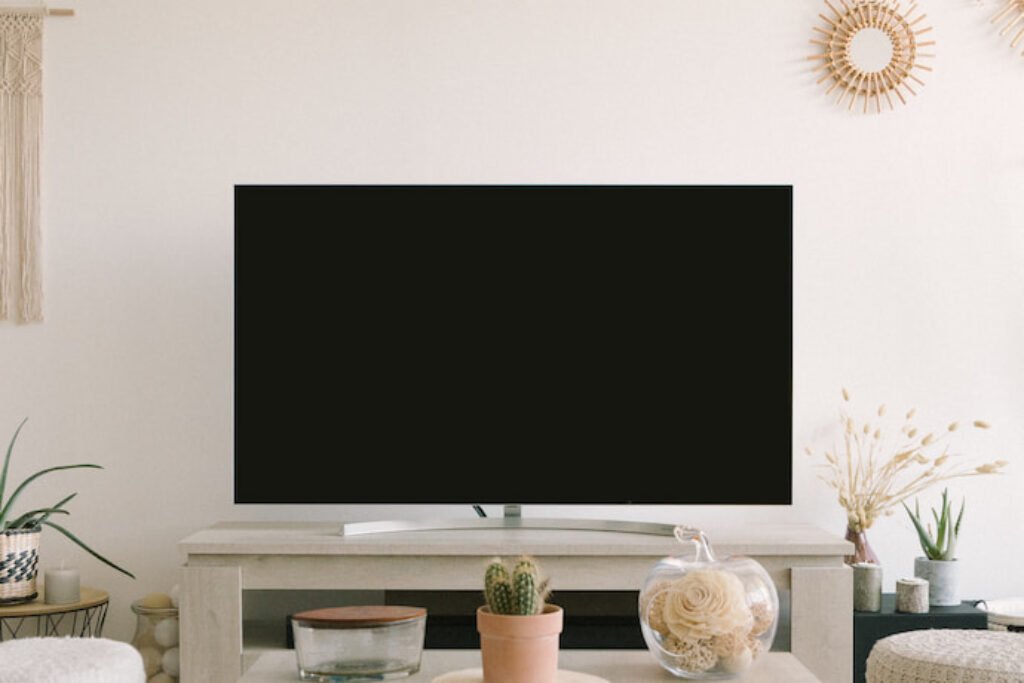 Televisão em uma sala.